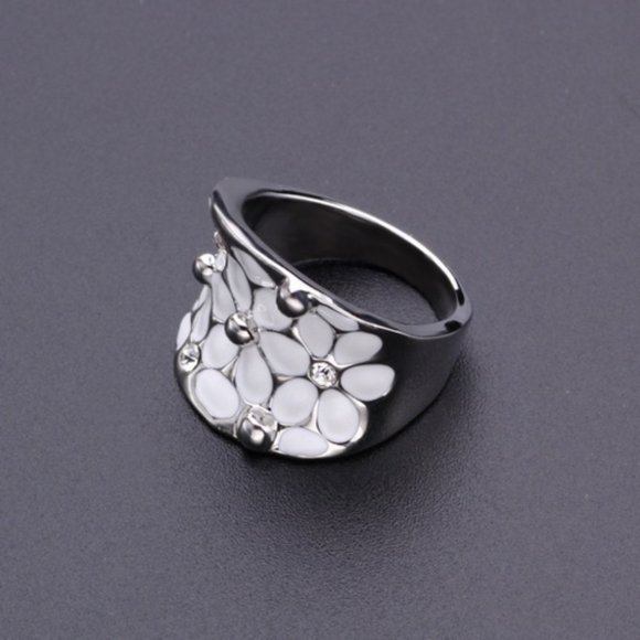 Elegant White Flower Silver Plated Ring #7-8-9-10 - Picture 4 of 5